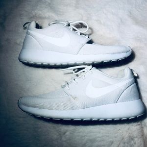 Nike roshe white sneakers